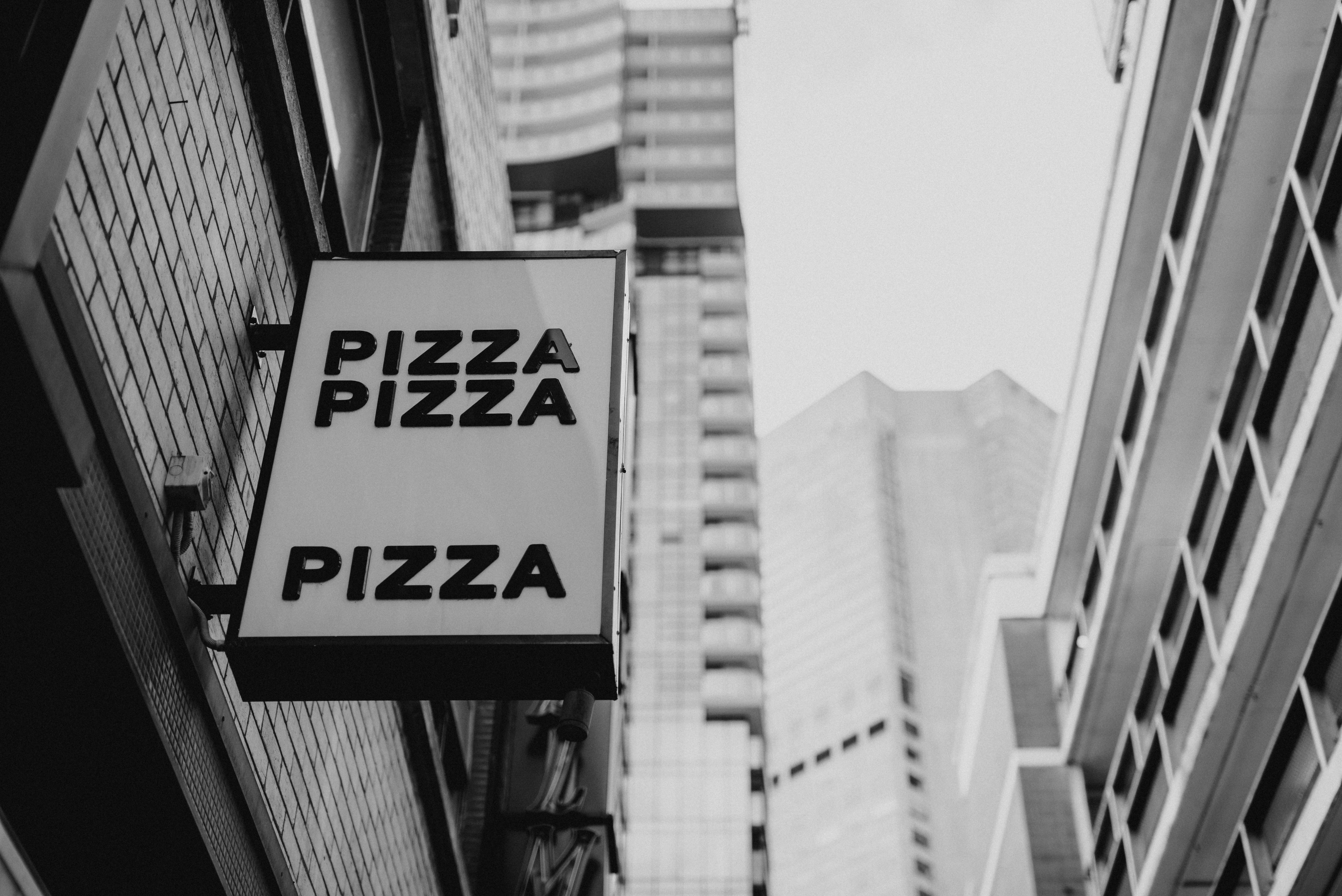 Lancemore Crossley St. Melbourne City Exterior foto Pizza Pizza signage in Toronto