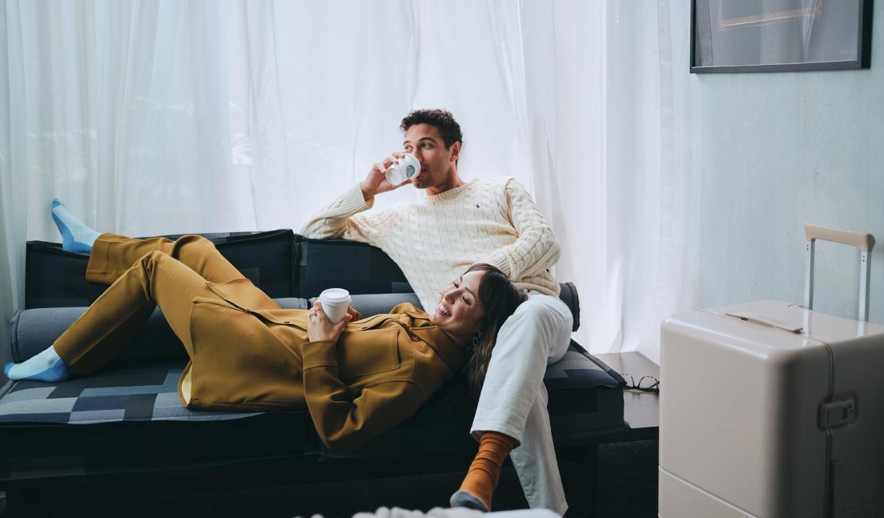 Lancemore Crossley St. Melbourne City Exterior foto A couple relaxing at home