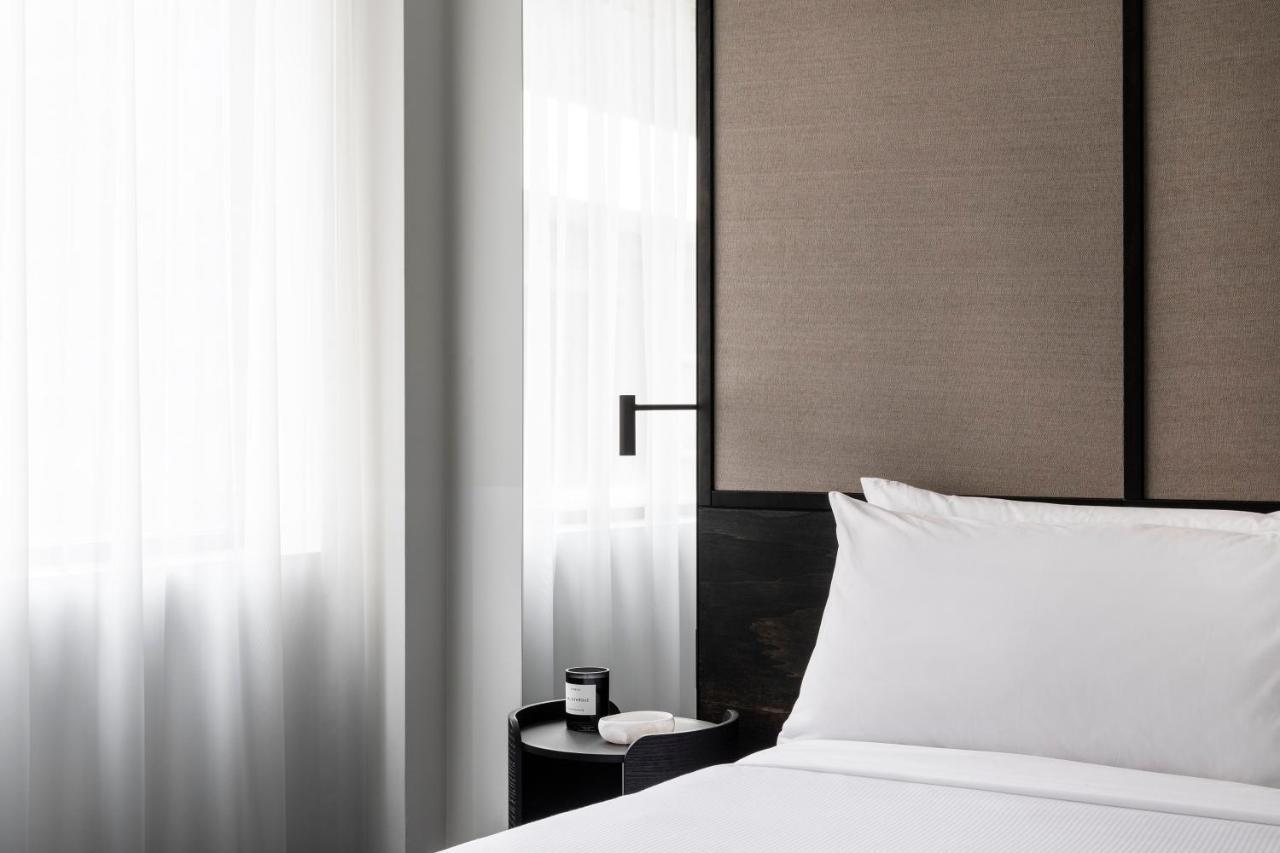 Lancemore Crossley St. Melbourne City Exterior foto A bedroom at The Standard East Village